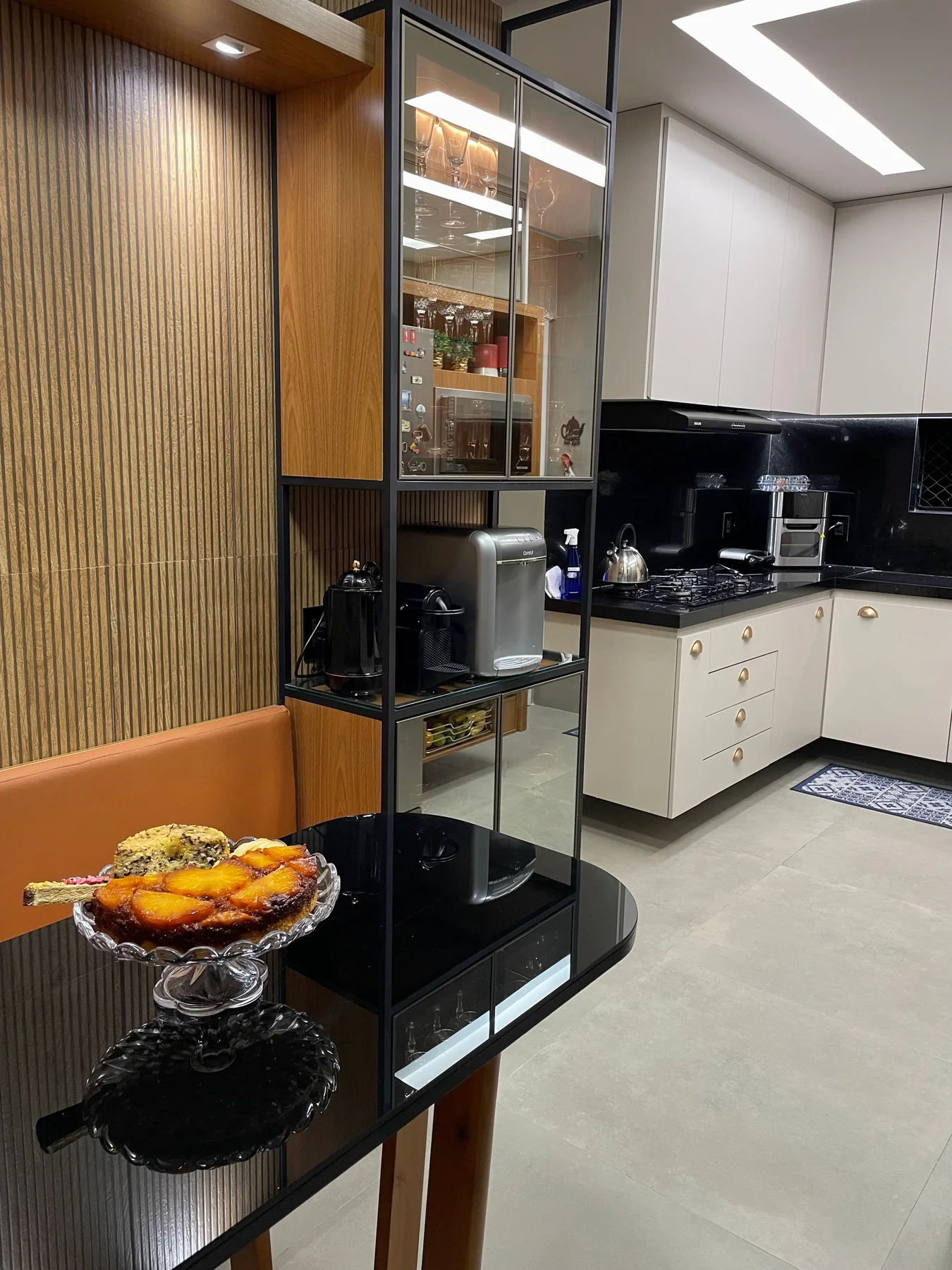 Detalhe vertical de interior com materialidade em tons quentes